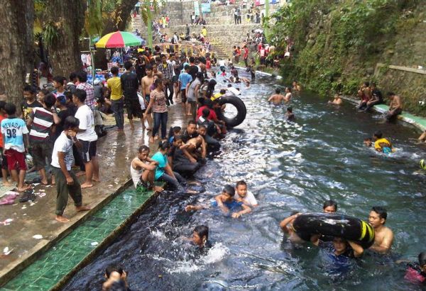 padusan-di-Umbul-Cokro-Tulung