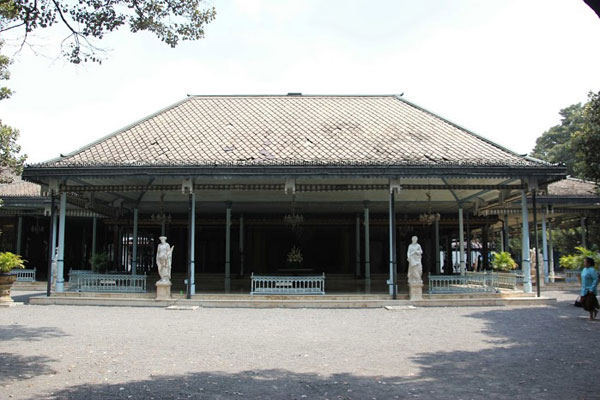 Bangsal-Maligi-di-kompleks-Kedaton-Keraton-Surakarta-Hadiningrat