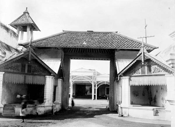 Kori Brajanala atau Kori Gapit di Kompleks Kamandungan Keraton Surakarta Hadiningrat 1910