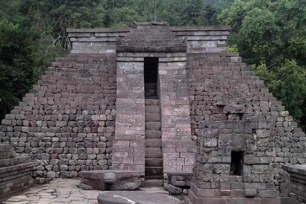 Pintu tengah Candi Sukuh berupa tangga untuk menuju puncak