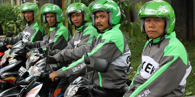 go-jek-jakarta-sedang-melayani-pelanggan