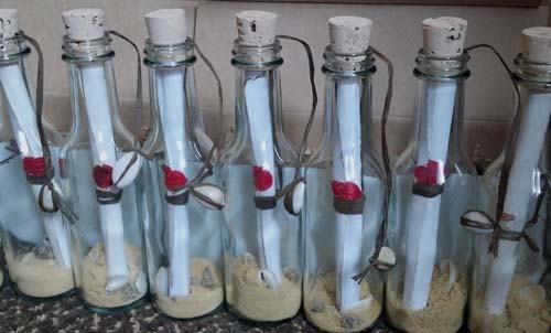 undangan pernikahan unik dengan botol - letsgovikescom