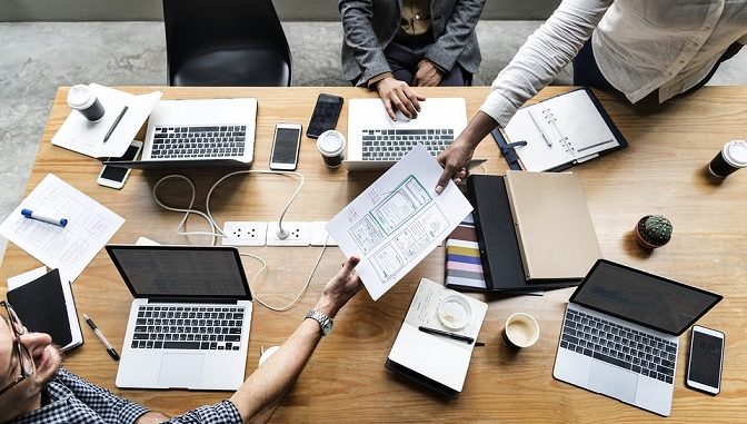 Bertanggung jawab atas seluruh produksi