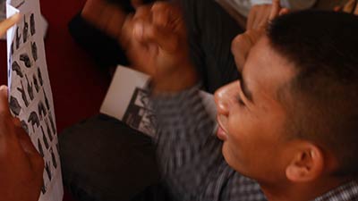 Subyek melihat gambar tangan