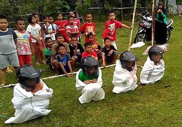 Ide Lomba 17 Agustus balap karung pakai helm