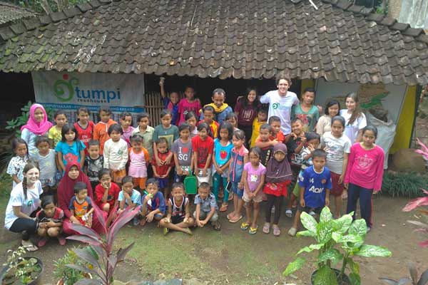Kegiatan AVI di Perpustakaan Tumpi Readhouse Desa Pentur