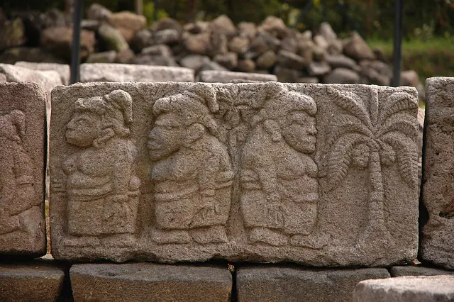 tekstur nyata pada relief candi